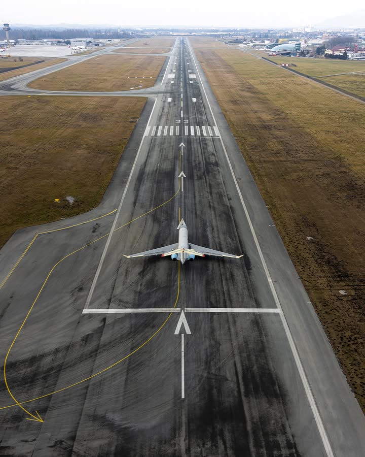 Bombardier's tweet image. Recently spotted in Salzburg, Austria 🇦🇹, our Bombardier #Global8000 Flight Test Vehicle (FTV) has been flying missions worldwide, proving its unmatched performance in real-world operating conditions. #CatchTheMach 

Récemment repéré à Salzbourg, en Autriche 🇦🇹, notre véhicule