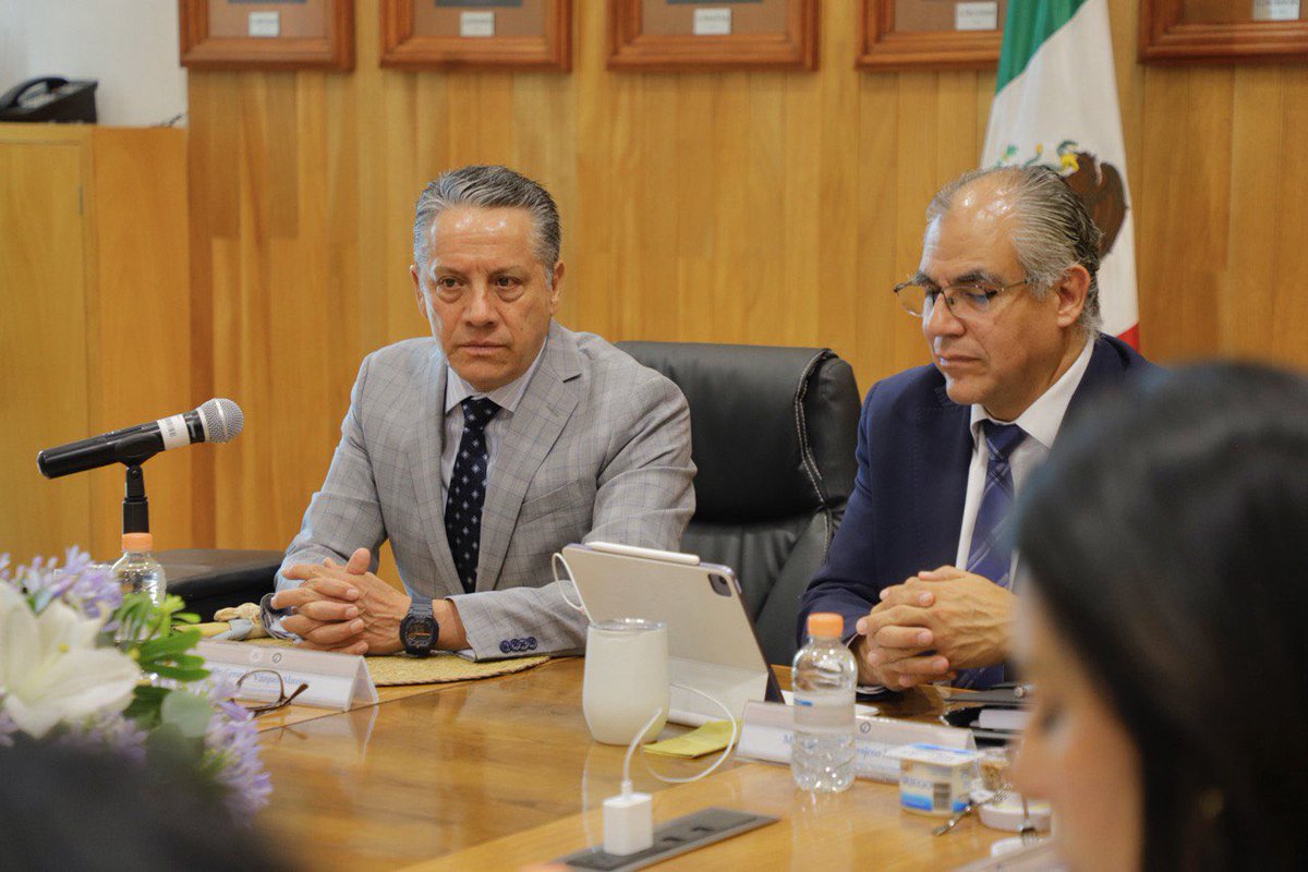 FGEGUANAJUATO's tweet photo. ¡Juntos por una justicia más cercana y eficiente!

En un conversatorio estratégico, el @PoderJudicialGT y la #FiscalíaGuanajuato unieron esfuerzos para mejorar la coordinación entre instituciones.

¿Para qué?

Mejorar las prácticas, compartir experiencias y encontrar mecanismos que agilicen las tareas administrativas relacionadas con la impartición de justicia, con el objetivo de alcanzar los más altos estándares en beneficio de la sociedad y el fortalecimiento del Estado de derecho. 

Porque cuando las instituciones trabajan unidas, la justicia avanza.

#JusticiaHumanista #Coordinación #ProcuraciónDeJusticia #GTO