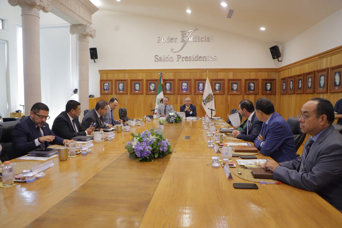FGEGUANAJUATO's tweet photo. ¡Juntos por una justicia más cercana y eficiente!

En un conversatorio estratégico, el @PoderJudicialGT y la #FiscalíaGuanajuato unieron esfuerzos para mejorar la coordinación entre instituciones.

¿Para qué?

Mejorar las prácticas, compartir experiencias y encontrar mecanismos que agilicen las tareas administrativas relacionadas con la impartición de justicia, con el objetivo de alcanzar los más altos estándares en beneficio de la sociedad y el fortalecimiento del Estado de derecho. 

Porque cuando las instituciones trabajan unidas, la justicia avanza.

#JusticiaHumanista #Coordinación #ProcuraciónDeJusticia #GTO
