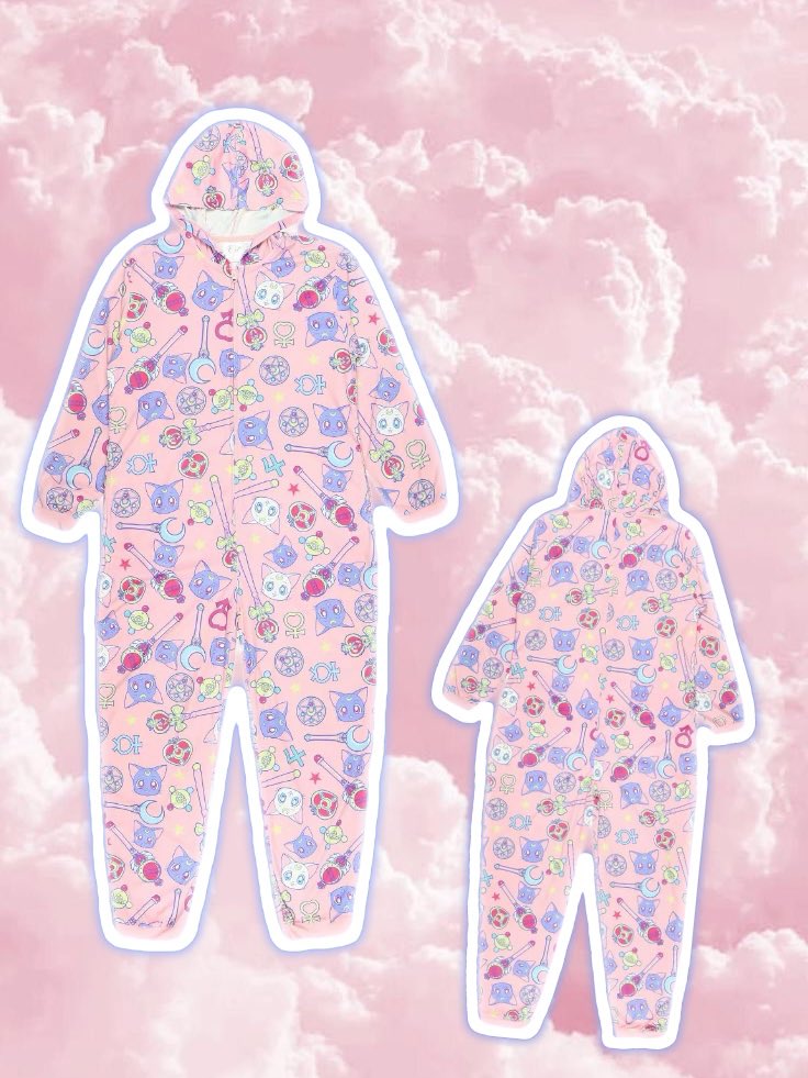 ✨🌙 USA MERCHANDISE 🌙✨

✨ <a href="/BioworldMerch/">BIOWORLD</a> : Sailor Moon Zip Up Hooded Footless One Piece

Details: sailormoonfannetwork.com/blog/bioworld-…