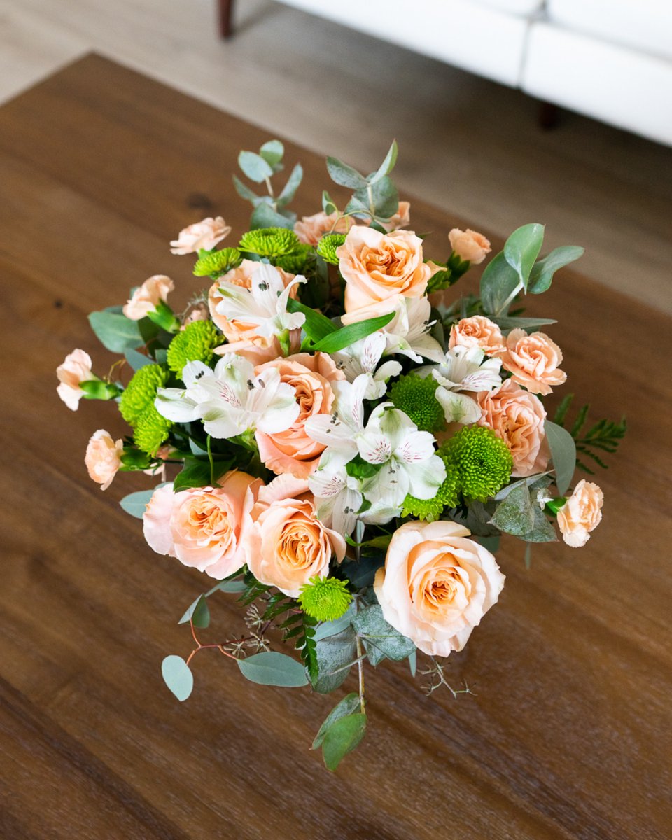 FlowersSend's tweet image. April is the month of renewal, so why not bring fresh energy into your home? A bouquet is the easiest way to brighten up your space 🌷✨

#SpringRefresh #FreshBlooms #HomeVibes #SendFlowers