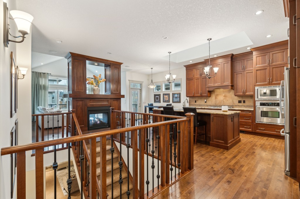 SonaVisual's tweet photo. Statement Fireplace Goals⁠
⁠
Happy Monday, Sona Fam!⁠
⁠
We’re kicking off the week with this stunning listing featuring a bold floor-to-ceiling fireplace that perfectly divides the kitchen and living room, blending function with cozy style. ✨⁠ https://t.co/eKI1DrdqmX