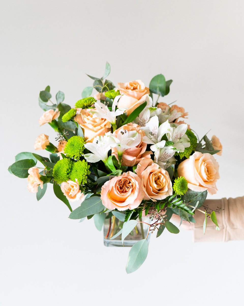 FlowersSend's tweet image. April is the month of renewal, so why not bring fresh energy into your home? A bouquet is the easiest way to brighten up your space 🌷✨

#SpringRefresh #FreshBlooms #HomeVibes #SendFlowers