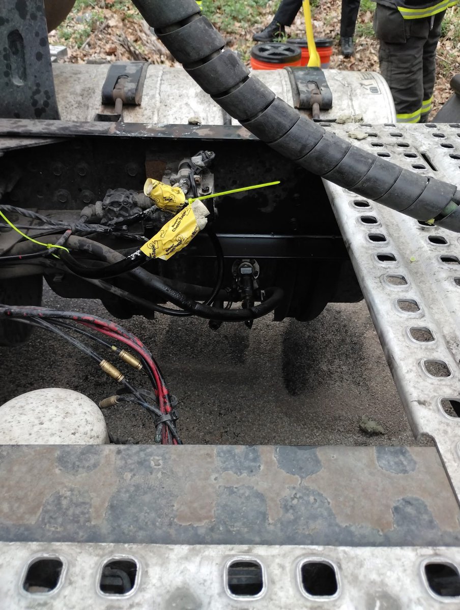 BerkeleyHghtsFD's tweet image. This morning, BHFD responded to a reported fuel spill involving a truck on Diamond Hill Road. Upon arrival, Squad 2 found ~ 5 gallons of diesel fuel leaked on roadway. The leak was plugged & speedy dry applied. These actions prevented any contamination of the storm sewer system.