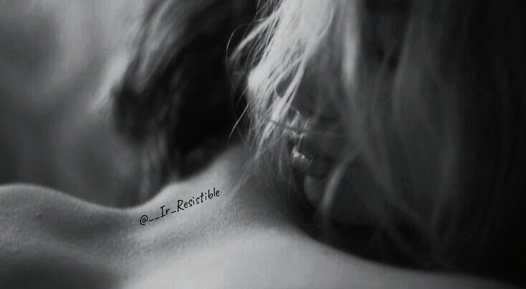 "Boynunda bir yer vardır ben bilirim..

Ne zaman oradan öpsem..

Değişir gözlerinin rengi.. 

Yanar dudakların , terler avuçların"..❦..