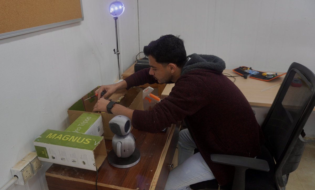 ZaatariCamp's tweet photo. π On #WorldCreativityAndInnovationDay, meet young refugees in #AzraqCamp who designed a smart desk!
With an advanced lock, assistant robot & built-in e-learning platform, it keeps belongings safe & boosts learning π https://t.co/NCvcGx4Kcr