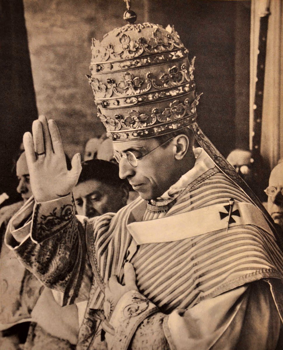 UrbanusVIII's tweet image. Un pensiero va a lui, l’ultimo vero Pontefice che la #Chiesa Cattolica ha avuto #PIOXII.

Dopo di lui ci sono state solo e soltanto ombre più o meno oscure, con l’unico fine di smantellare da dentro la Chiesa.

#Bergoglio #SedeVacante