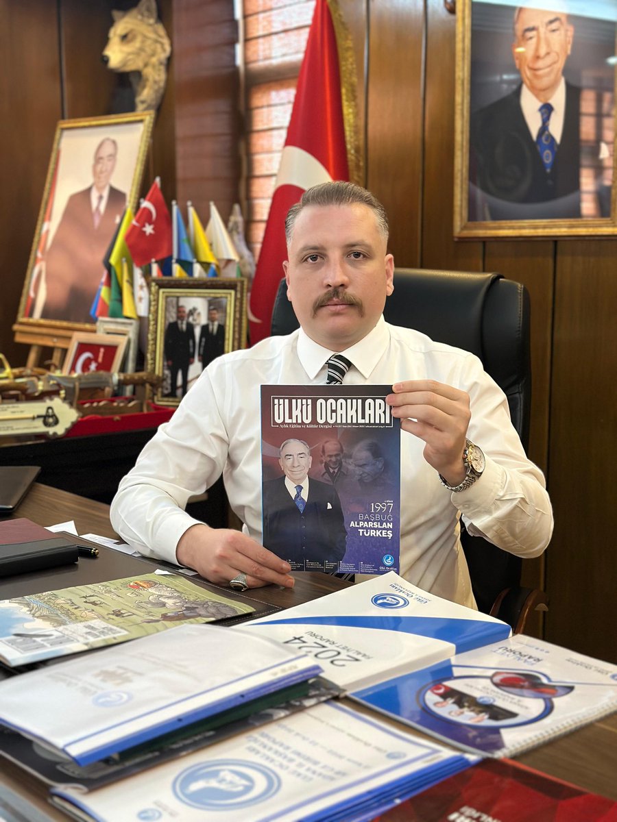 CemTutsoy's tweet photo. 📖Ülkü Ocakları Dergisi 254. sayısı okuyucularımızla buluşuyor

"Türk Gençliği, buluşma yerimiz Büyük Türkiye'dir. Buluşma noktamız imanlı Türk ferdinin kafası, kalbi ve cevher-i aslisidir."
Başbuğ Alparslan Türkeş

Ülkü Ocakları Dergimizin Başbuğ Alparslan Türkeş konulu Nisan sayımızı İl ve ilçe Ocaklarımızdan temin edebilirsiniz.
@ayyildirim1