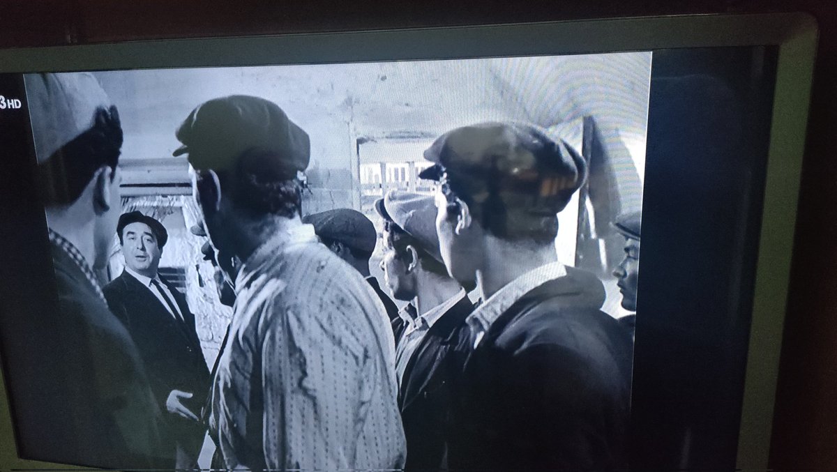 unoenessunoe's tweet photo. Su rai3 adesso stanno trasmettendo un film che dovrebbero guardare tutti, Il cammino della speranza di #Germi. Quando i migranti eravamo noi e c'erano trafficanti che se ne approfittavano della loro miseria, per 20 Mila lire e una promessa di arrivare in Francia https://t.co/TF3QE22MjM