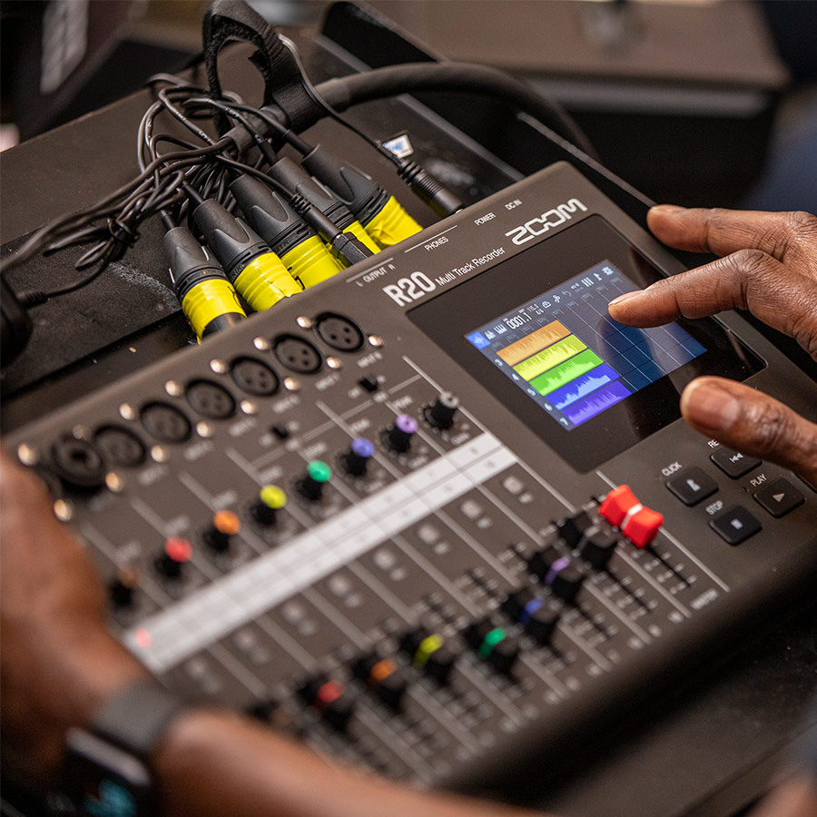 ZoomSoundLab's tweet image. 🎹 Musical freedom for multi-track minds, the Zoom R20.

#zoomsoundlab #audiorecorder #proaudio