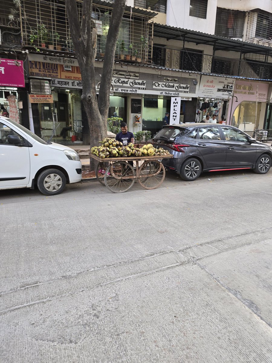 DHAVALM80060503's tweet photo. Kindly take strick action against the hawker @mybmcWardRS @mybmc 
At arvind malakan marg, mahavir nagar, kandivali west outside veena sangeet building https://t.co/2WGEaimy7p
