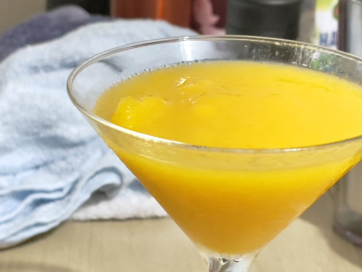 食べきれない量のマンゴー頂いたので、ミキサーにかけて冷凍して、ラム酒と混ぜてカクテルに