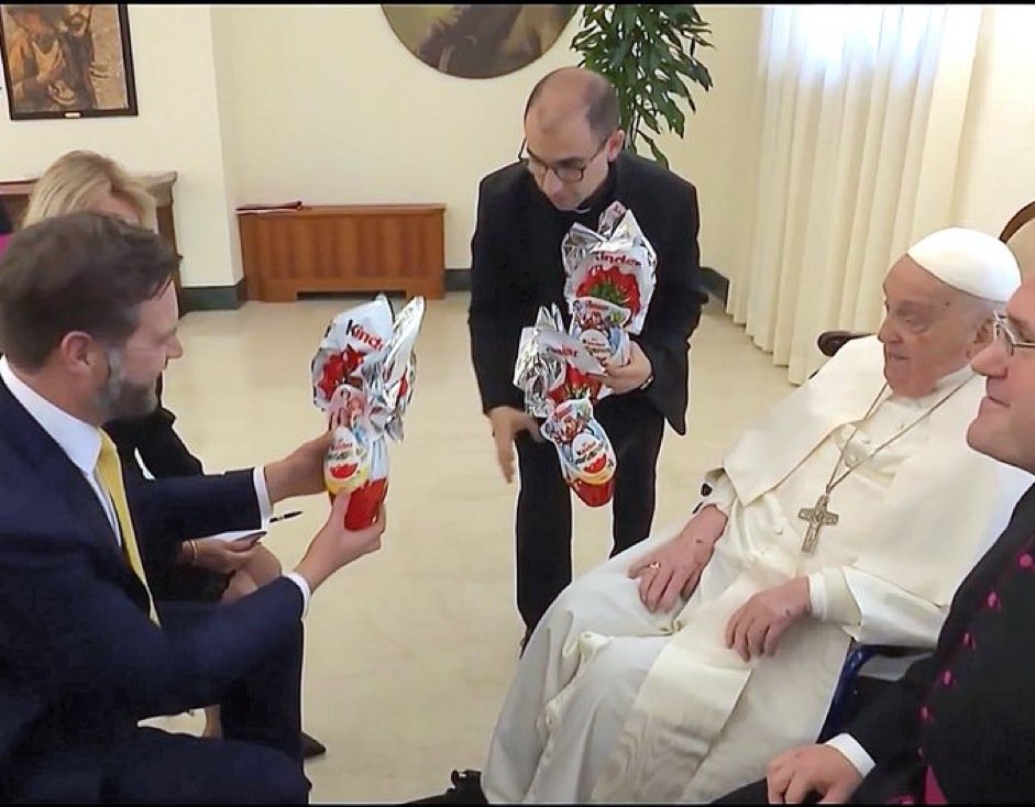 HelenaVillarO's tweet image. Ya es casualidad que uno de los últimos gestos del Papa Francisco fuera regalarle unos huevos Kinder a JD Vance para sus hijos, sabiendo que ese artículo está prohibido en esta tierra de la libertad que es EEUU. Troleando hasta el último momento.