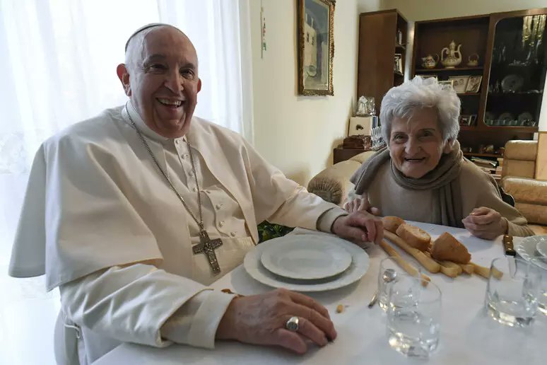 TV2000it's tweet photo. #NEWS - 🔴#PapaFrancesco
'L'avevo sentito in settimana, gli ho detto: 'mi sono rotta il piede'. E lui: 'meno male che non è la testa'
Le lacrime di Carla Rabezzana, 94 anni, la #cugina del #Papa: "È difficile parlare, ho tantissimi bei ricordi"
dice l'anziana donna che vive a #Portacomaro, in provincia di #Asti, il paese d'origine degli avi del #pontefice
#21aprile #PapaFrancisco #Francesco #PopeFrancis #Pope #PapeFrançois #Francisco #Chiesa