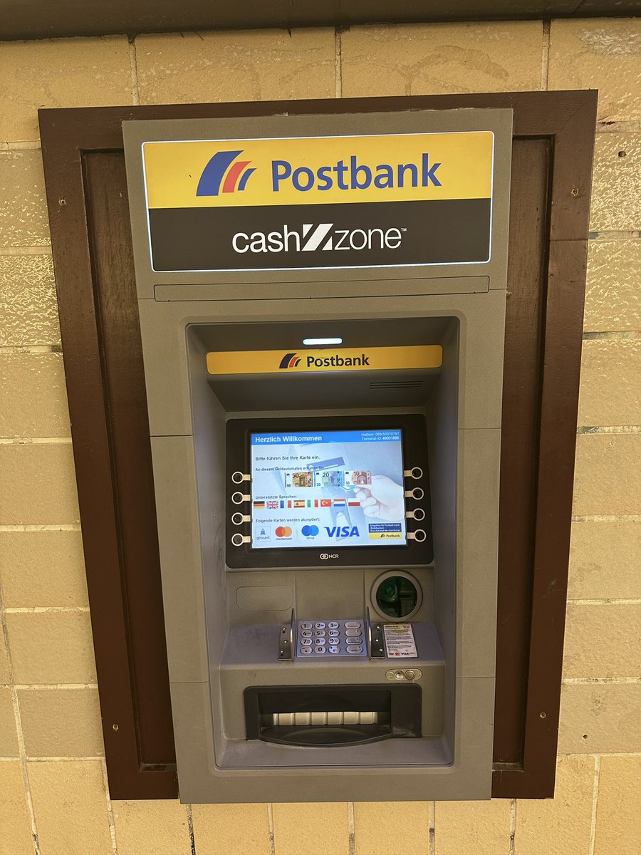 JoachimHesse's tweet photo. Ich bin heute wieder an dem Automaten vorbei gekommen und habe mir das noch mal angesehen. Wie die Firma #Cardpoint hier unter Billigung der #Postbank Kunden hinters Licht führt, ist perfide. Erst nach mehreren Eingabemasken weist Kleingedrucktes auf die Wuchergebühren hin. 👎🏻 https://t.co/jfNwzKK9Na