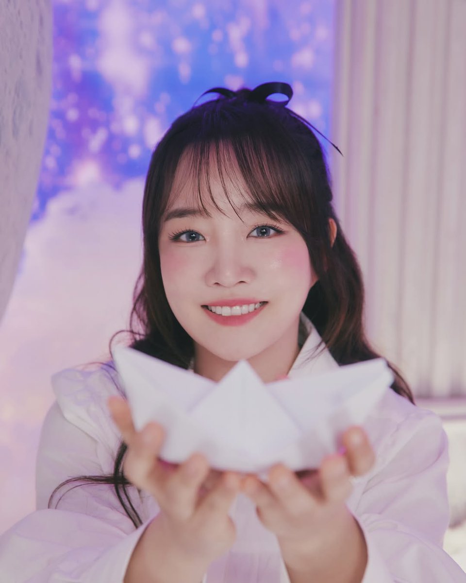 Famous Soloist 'Younha' sent flowers to LE SSERAFIM as a celebration for the start of their EASY CRAZY HOT World Tour

#LE_SSERAFIM #르세라 #YOUNHA