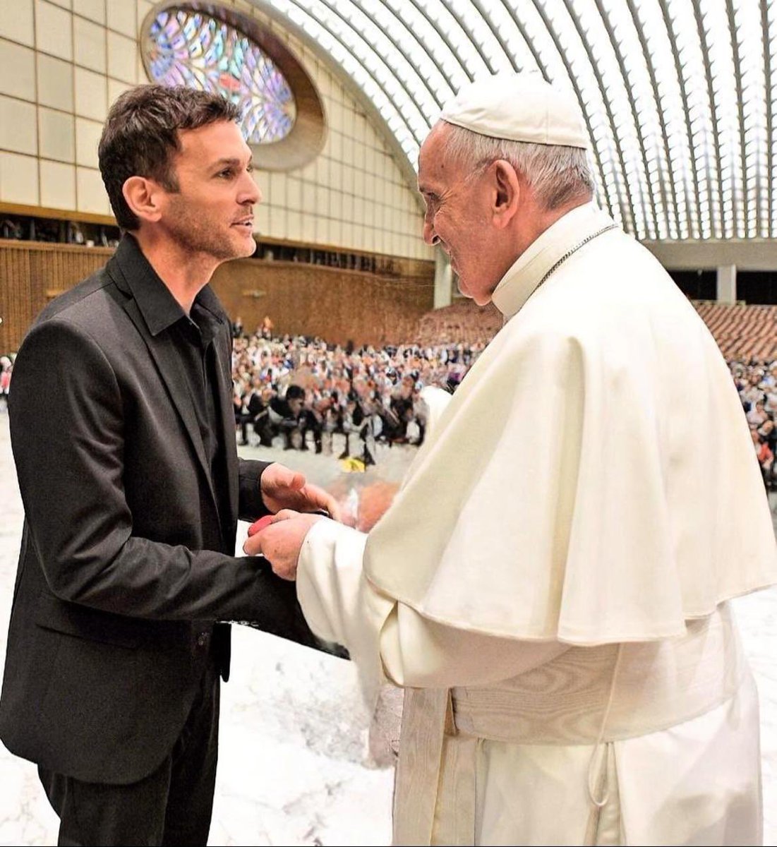 Al levantarme esta mañana, siento un profundo dolor al enterarme del fallecimiento de Jorge Mario Bergoglio, nuestro querido Papa Francisco, el primer Papa latinoamericano y jesuita; quien dedicó su vida al servicio de los más necesitados y a la construcción de una Iglesia más