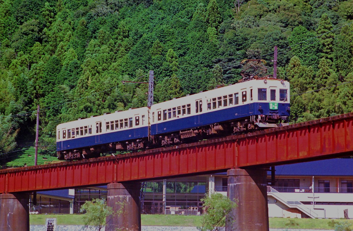 ktr5104's tweet photo. 今日は4月21日なので、静岡的な421さんたち。

①大井川鉄道ﾓﾊ421 抜里～笹間渡間にて1999年9月撮影
②遠州鉄道ﾊﾞｽ浜松200か･421 浜松駅北口にて2013年5月21日撮影

#421の日
#大井川鉄道
#大井川
#大鉄
#笹間渡駅
#遠州鉄道
#遠鉄バス
#遠鉄
#entetsu
#オムニバス
#浜松駅北口 https://t.co/nwN77to7e9