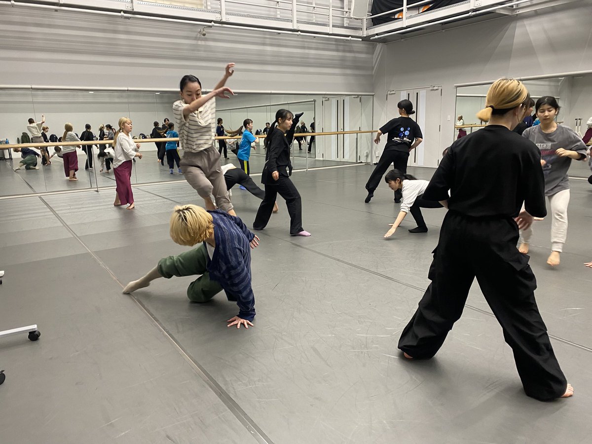 4月から桜美林大学に着任。毎年、授業企画ダンスOPALでは学生に作品提供し一般公開上演します。本日、夜のリハーサルも2週目。親愛なるダンサー・振付家の井田亜彩実さん、卒業生の新進気鋭の市ノ澤直希さんの実演を熟視し、未知のダンスにとびこむ若き表現者たちの体当たり勝負は眩しく美しい。