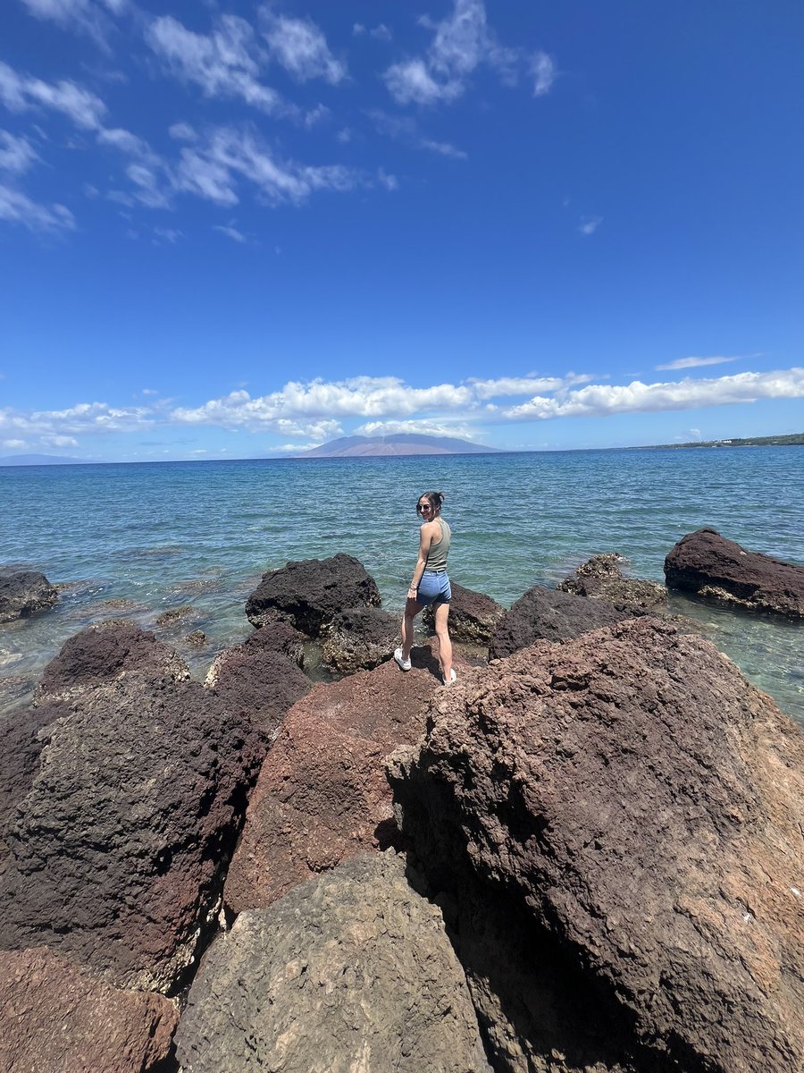 dearkennedi's tweet photo. the last week and a half i got to experience hawaii and hawaii got to experience me 🌺 https://t.co/ALM6clDLxc