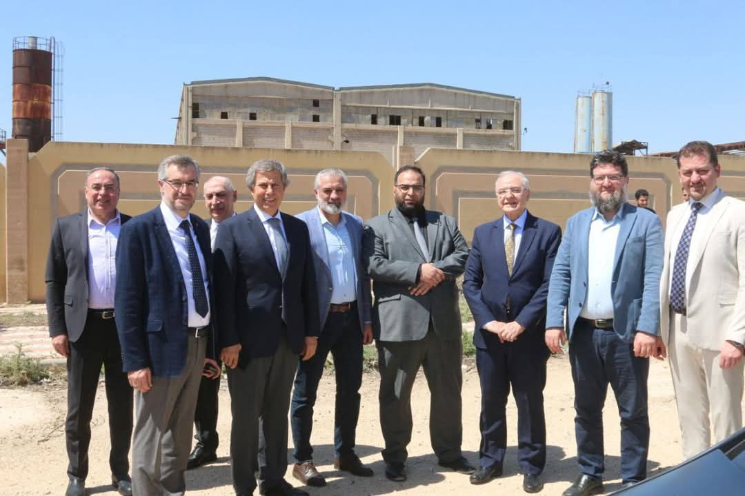 عودة هذا العدد الكبير من الصناعيين إلى حلب من أجل استئناف أعمالهم في المدينة وريفها يؤكد أن حلب بخير وفي الطريق الصحيح بإذن الله.
نعم الجميع يعاني من الضائقة الاقتصادية بسبب العقوبات
لكن هذا لا يعني الاستسلام بل يتطلب بذل جهود مضاعفة من الجميع.
بالتوفيق 🙏