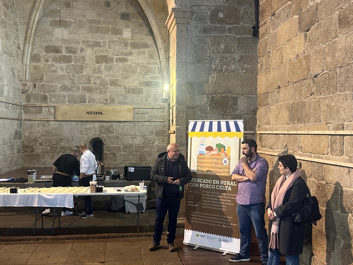 ASOPORCEL's tweet photo. 🔝🐷 𝗠𝗲𝗿𝗰𝗮𝗱𝗼 𝗲𝗻 𝗿𝘂𝗿𝗮𝗹 𝗰𝗼𝗻 𝗣𝗼𝗿𝗰𝗼 𝗖𝗲𝗹𝘁𝗮 🔝🐷

📍 Esta mañá tivemos unha nova parada do ciclo "Mercado en Rural con Porco Celta", promovido en colaboración coa Deputación de Ourense e Cociña Ourense.

#PorcoCelta #InfinitasElaboracións https://t.co/BxytOgAnKW