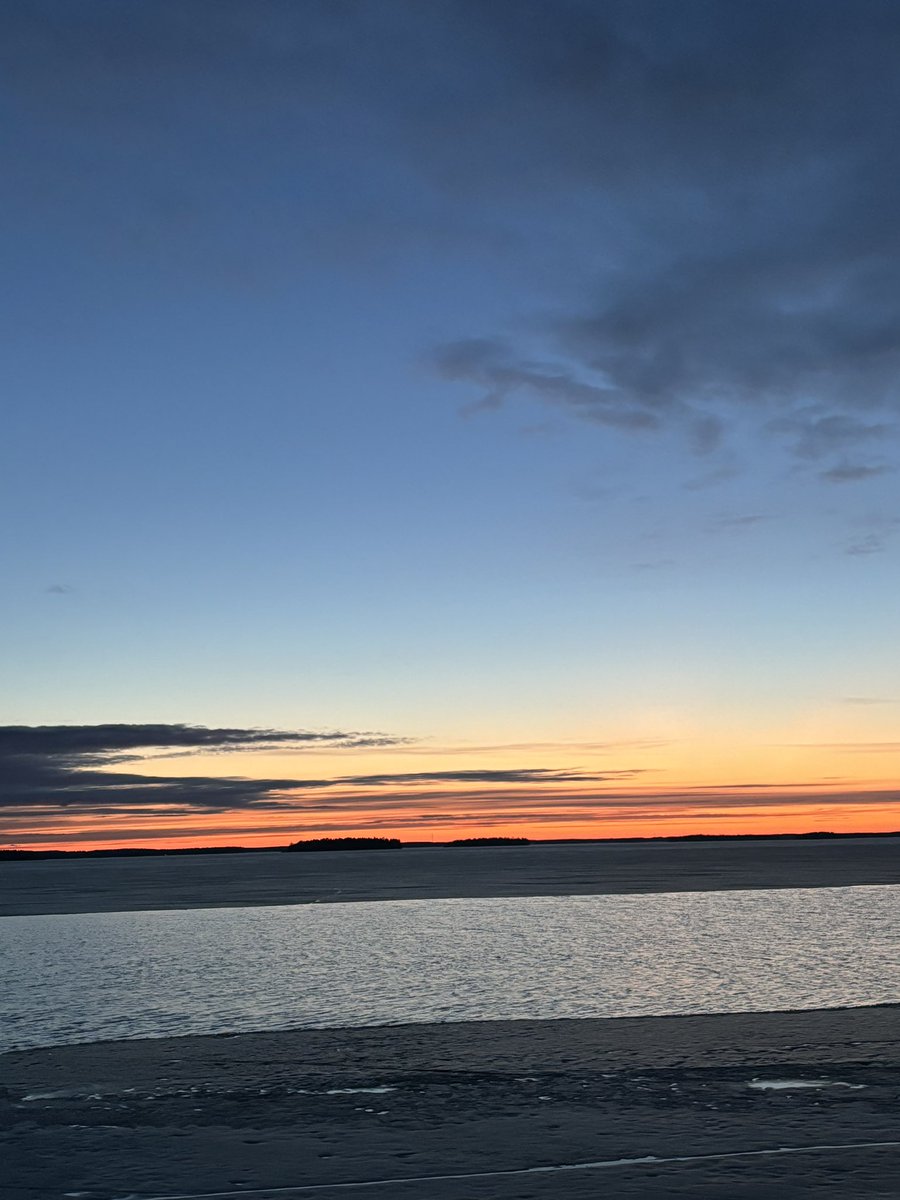 Vaalit olivat viikko sitten sunnuntaina. Pääsin Kokoomuksen listalla varavaltuutetuksi Tampereella. Olen kiitollinen. Kiitos. Arvostan jokaista ääntä. Tulos on pettymys, mutta joskus on otettava askel taaksepäin, jotta voi ponnistaa isommin eteenpäin. Seuraavina viikkoina ja