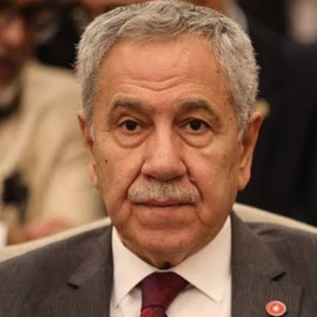 Enver Aysever:  

"Aldığım kulis bilgilerine göre Bülent Arınç, akil kişi olarak Cumhuriyet Halk Partisi'ne katılıyor. 

Cumhurbaşkanı adayı olarak yedekte olabileceği iddiası var demiş,"

“Bu doğru ise gerçekten Bülent Arınç’ta mide yok demeki."