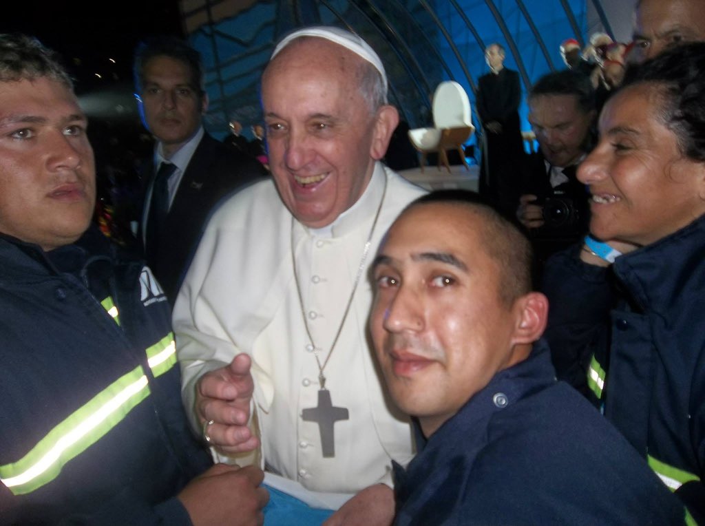 Fuiste el Papa de los pobres, de los nadies, de los últimos. El Papa que no se arrodilló ante los poderosos sino ante los pies descalzos de los más humildes. El que nos enseñó que el amor no se declama, se practica. Que la política puede ser la forma más alta de la caridad cuando