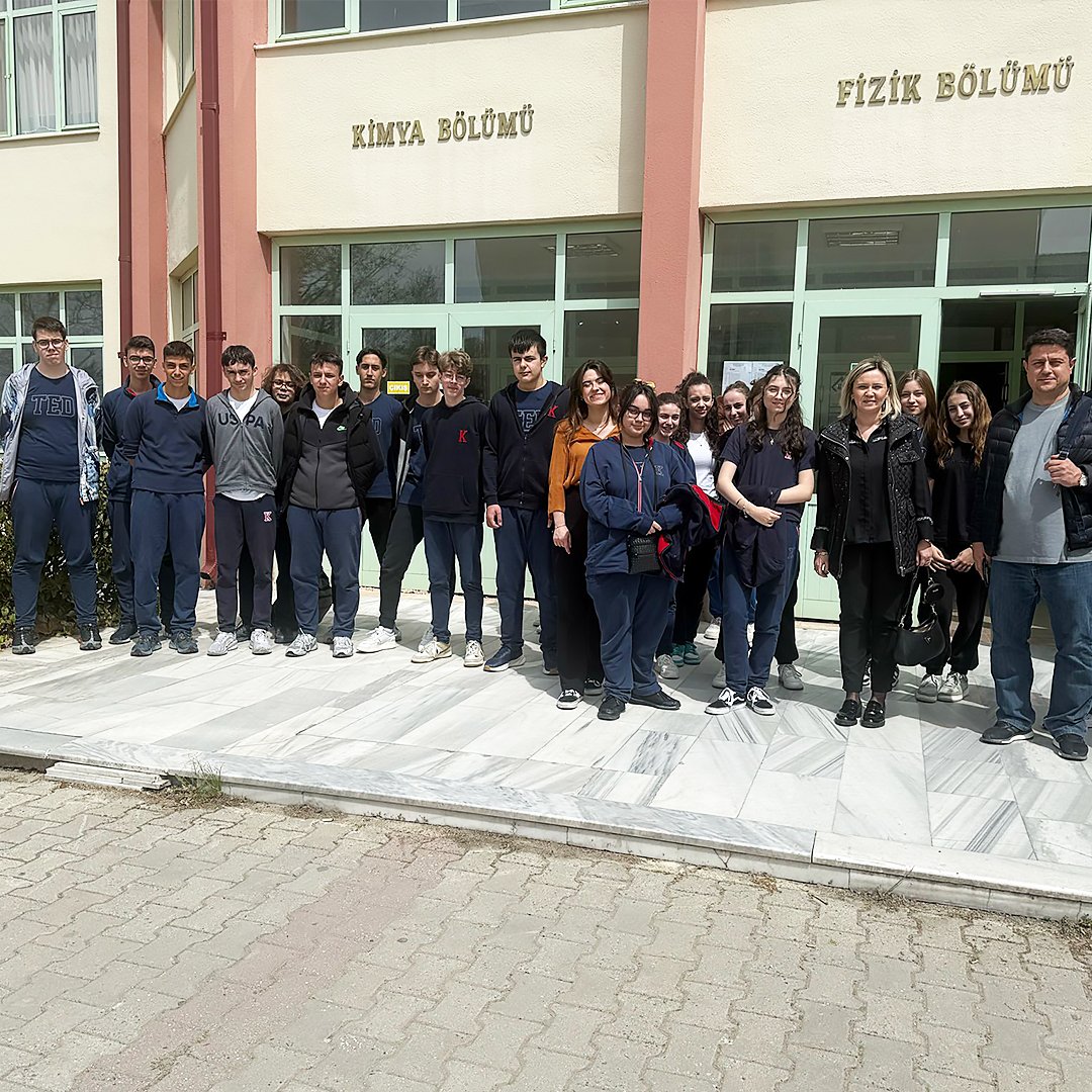 #TEDEdirneKoleji Anadolu Lisesi BİYP programında öğrenim gören 9., 10. ve 11. sınıf öğrencileri, Fizik dersi kapsamında Trakya Üniversitesi Fizik Bölümünü ziyaret etti.
Öğrencilere bölüm hakkında genel bir tanıtım ve gerekli bilgiler verildikten sonra, Mekanik, Elektrik ve