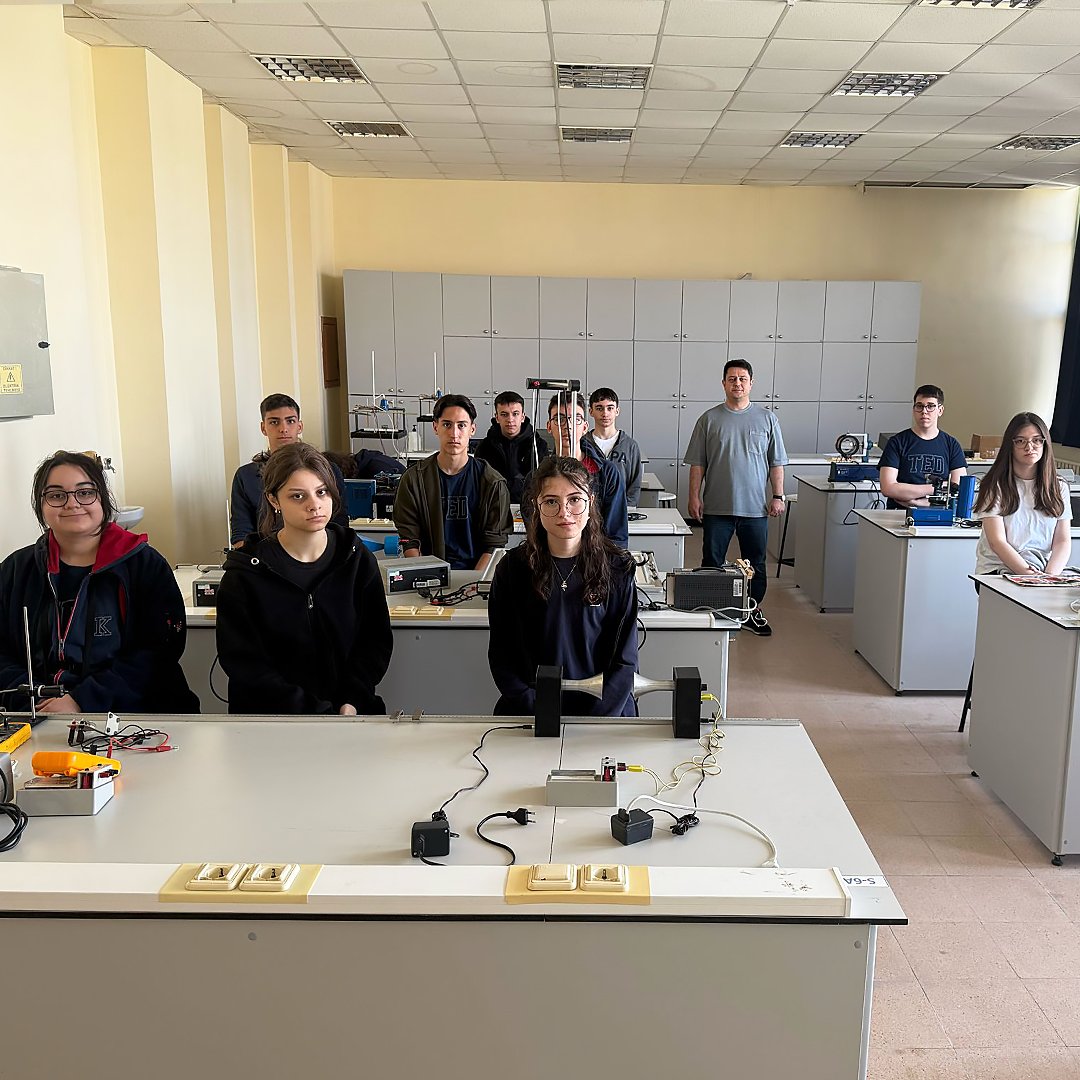 tededirnekoleji's tweet photo. #TEDEdirneKoleji Anadolu Lisesi BİYP programında öğrenim gören 9., 10. ve 11. sınıf öğrencileri, Fizik dersi kapsamında Trakya Üniversitesi Fizik Bölümünü ziyaret etti.
Öğrencilere bölüm hakkında genel bir tanıtım ve gerekli bilgiler verildikten sonra, Mekanik, Elektrik ve Manyetizma ile Modern Fizik laboratuvarları gezildi. Laboratuvarlarda yapılan deneylerle ilgili bilgiler paylaşıldıktan sonra, öğrencilerimiz aktif olarak deneylere katıldılar.
Bizleri misafir eden Trakya Üniversitesi Fizik Bölümüne teşekkür ederiz.

As part of their Physics course, 9th, 10th, and 11th grade students enrolled in the BİYP program at #TEDEdirneCollege Anatolian High School visited the Department of Physics at Trakya University.
After receiving an introduction to the department and essential information, students toured the Mechanics, Electricity and Magnetism, and Modern Physics laboratories. Following briefings about the experiments conducted in the labs, our students actively participated in hands-on activities.
We would like to thank the Department of Physics at Trakya University for hosting us.