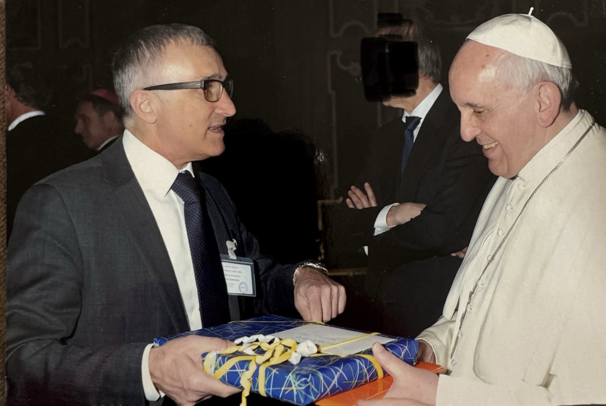RLevaggi's tweet image. Un bel ricordo l’incontro con Papa Francesco in Vaticano la sua testimonianza è stata importante per tutti i credenti nel mondo - un Papa umile che è entrato nel cuore della gente R I P