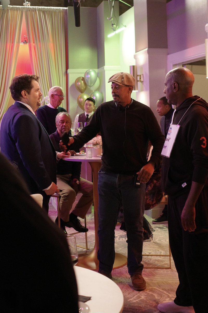Robert_Townsend's tweet image. I directed 5 episodes of @POPPASHOUSECBS Tonight, 1 of the episodes I directed premieres,next Monday the Season Finale I directed,so much fun playing with my friend @DamonkWayans and his brilliant son @MrDamon2 Watch it tonight on @CBSTV or on @Paramountplus !