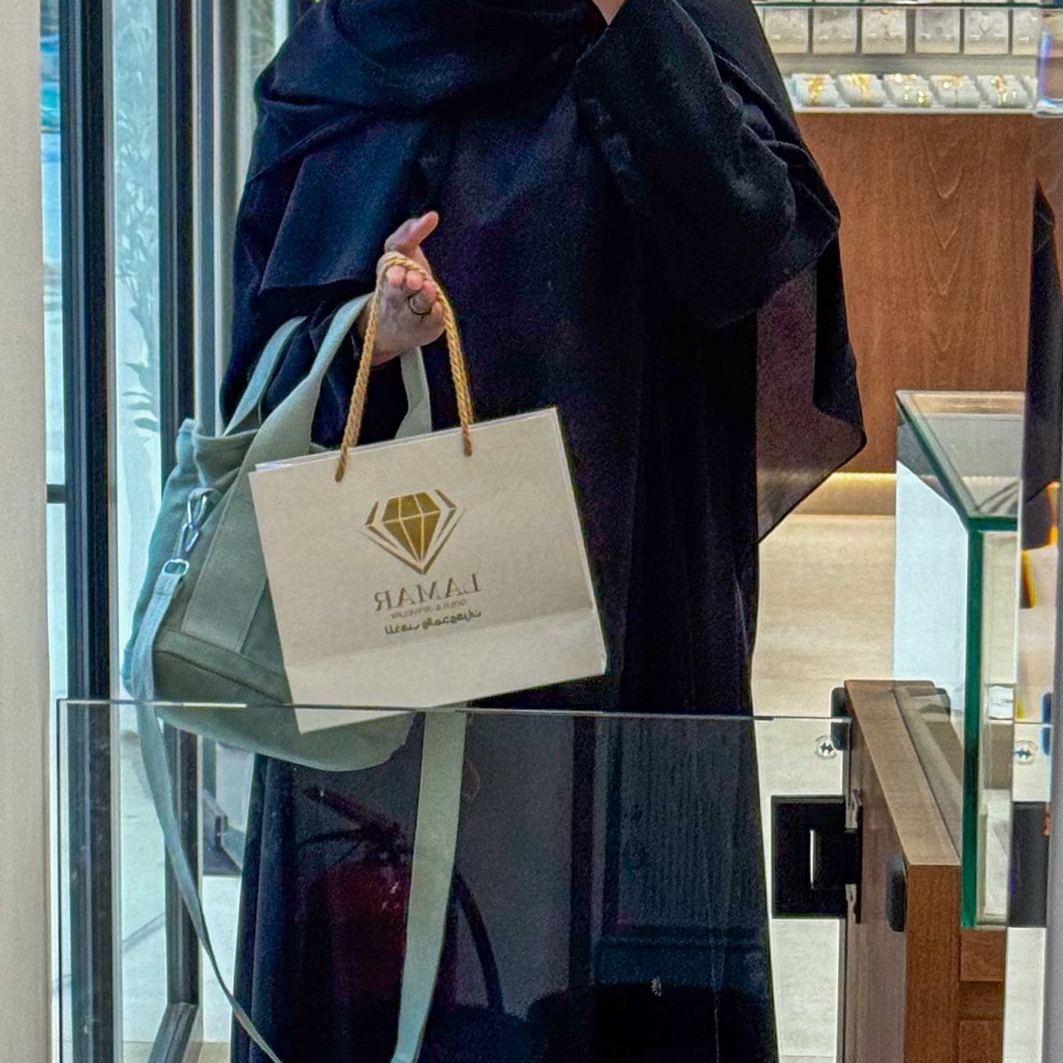 beshm9f's tweet photo. اولاً وقبل كل شي :" الحمد والشكر والمِّنه لله مالك الملك والرزاق الكريم ." 

هذا قبل كل شي من فضل ورحمة وبركة ربي علي . 

ثانياً سعيدة وممنونة جداً جداً جداً 
ببركة ربي ثم بمجهوداتي وشغلي ليل نهار وتعبي وسهري في مشروعي ومؤسستي اللي صدقاً تعبت عليها بكل معنى الكلمة 

ها أنا ذا بعمر ال٢٤ أجيب بناجر ذهب لماما بدون اي سبب لأنه فقط مزاجها كان معكر وأنا كنت رايحة اجيب لها فطور فول فرمضان ب ٧ ريال رجعت بآلآف 😂

ابغى اشكر ربي على كل قرار اتخذته وعلى كل قرار كان ثقيل علي وعلى كل توجيه وجهته طاقمي وموظفاتي ، اولاً الحمدلله على قرار تركي للجامعة لأنه ما كان ولا كان حيكون سبب اني أسوي هذا الشي .. كنت حستنى سنين ثانية عشان لسى اتوظف وإلخ .. 

طول عمري محسنة الظن بالله وطول عمري عارفة انه الله عمره ماراح يعطيني أقل مما استحق وأقل من جُهدي خصوصاً اني سلّمته حالتي عشان هو يعطيني على قدر ما هو عارف وشايف قد ايش انا ولله جالسة اجاهد :" ولكل مجتهد نصيب " 

الدنيا مو سايعتني مبسوطة مرة لانه حطيت ربي قدام كل شي قدام الخطة البشرية واخترت طريق اشقه مُحسنة الظن بالله وولله ما خيبني ابداً 🤍🤍🤍🤍

ولماما ؟ اليوم بناجر بكره سيارة بعدها بيت بعدها قصر بعدها يخت وطيارة وولله طالما اني محسنه الظن مع الله فوالله ماراح اشوف لتعبي ضياع ، فالحمدلله 🤍.

بالنسبة لحركة يد ماما في الصورة فهي تتباهى وتتدلع بالبناجر امامي من فرحتها ، 😂🤍
الله يجعل يدها ما تمسها النار 🤍