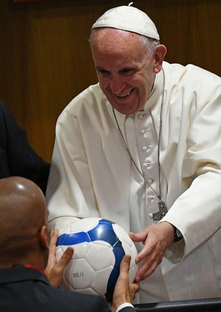 Con profundo dolor y respeto despedimos al Papa Francisco, orgullo de nuestro país y símbolo argentino en el mundo. Su compromiso con los más humildes es un legado que perdurará en el tiempo.