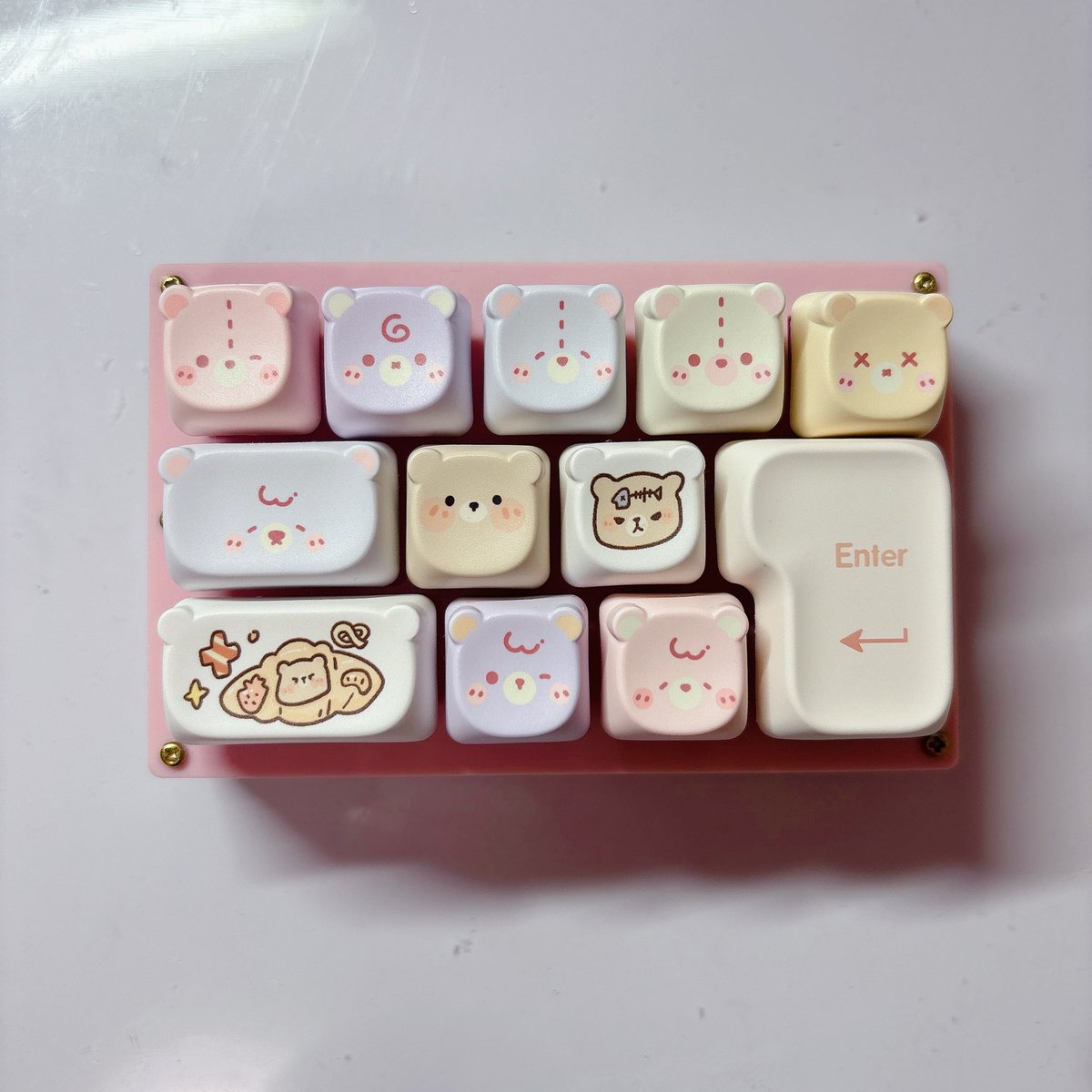 Kumamihobby's tweet photo. Jourkey組み立てました😊
IOSエンターがより、コロンと感を強調して凄く可愛いです🥰
キーキャップは、可愛さゴリ押しのクマです🧸本当はエンターキーもクマにしたかったのですが、なかなか売っていないので雰囲気に合うものを。
アクリルも安定のピンクで、可愛いです🫶🏻
 #自作キーボード #Jourkey https://t.co/KRoXM65ncJ