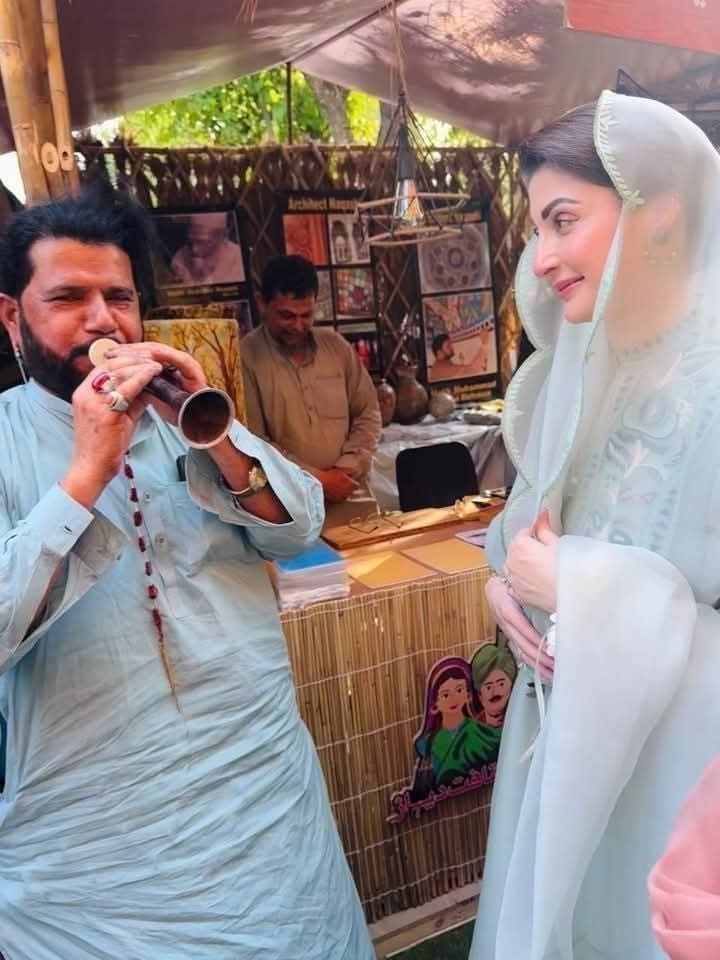 کبھی بھینس کے آگے بیـــن بجانا سنتے تھے 
آج دیکھ بھی لیا
😂😂😂