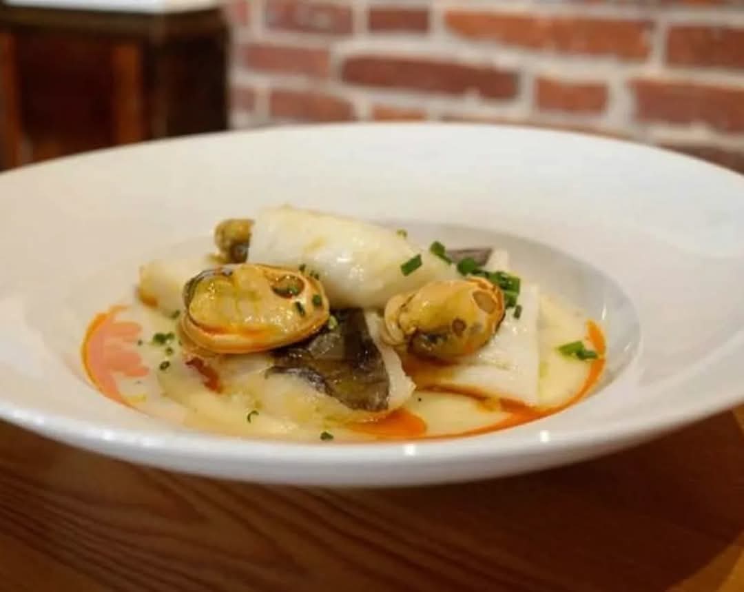 💬 Bacalao confitado, guisantes y mejillón escabechado.
Estamos en : 
📍plaza San Martín n ° 9
Reservas al ☎️ : 987 254 287.
.
.
#elcalecholeon #leonesp #barriohumedo #cocinatradicional #plazasanmartinleon