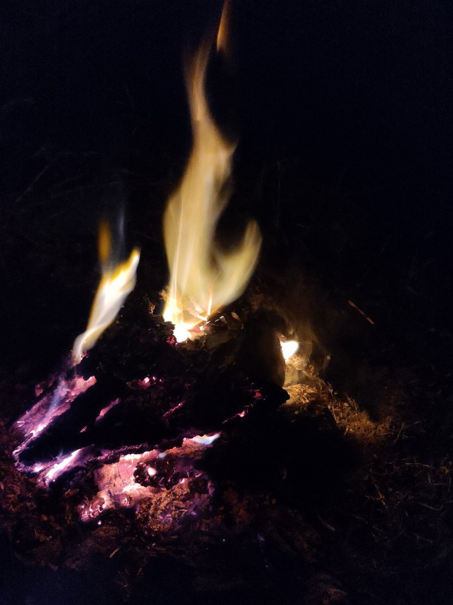 monkey___13's tweet photo. Decidí contarle el fuego  lo que me lastimaba.
 Se enojó, Pero me cuida y me proteja 🧙🏽‍♀️🔥 https://t.co/ySgkacyJ09