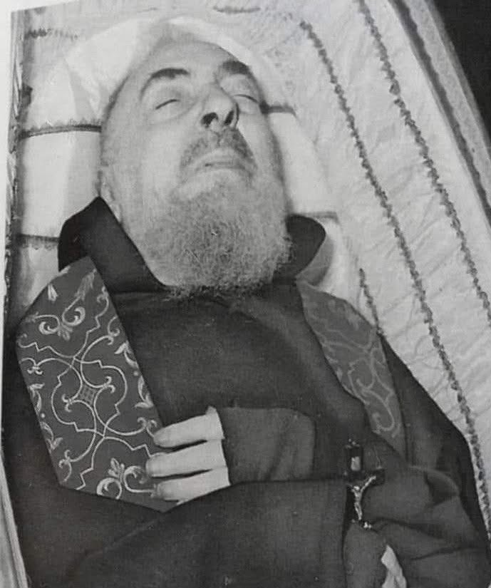 sanpadrepio's tweet photo. El Padre Pío parece dormido ,pero sigue haciendo mucho ruido …. https://t.co/PVjMdR3m3M