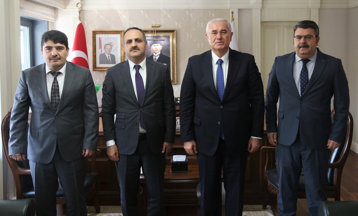 Hak arama mekanizmasının önemli unsurlarından Kamu Denetçiliği Kurumu’nda Kamu Başdenetçisi Sayın Mehmet AKARCA’yı TİHEK Üyesi meslektaşlarım İsmail AYAZ ve Saffet BALIN’la birlikte ziyaret ederek tebrik ve başarı dileklerimizi ilettik. Nazik kabullerinden dolayı teşekkür ederiz.