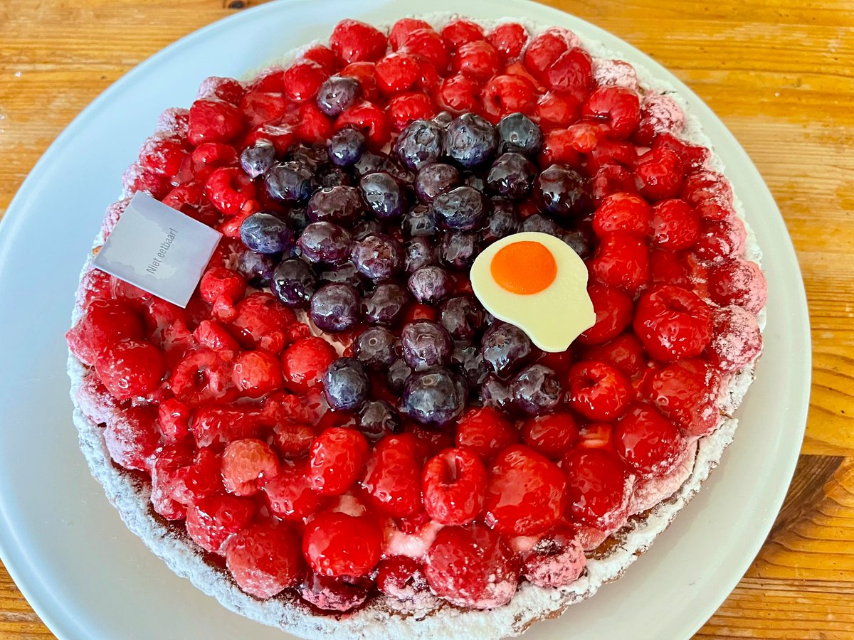 joukesp's tweet image. Not finished yet!
Superb fruit pie (brought by #2Daughter), 
A wee Calvados (and coffee) to soothe the heart.
And a grand Colon-Elle to quench the thirst.
Family comes first!
Happy Easter to you all!