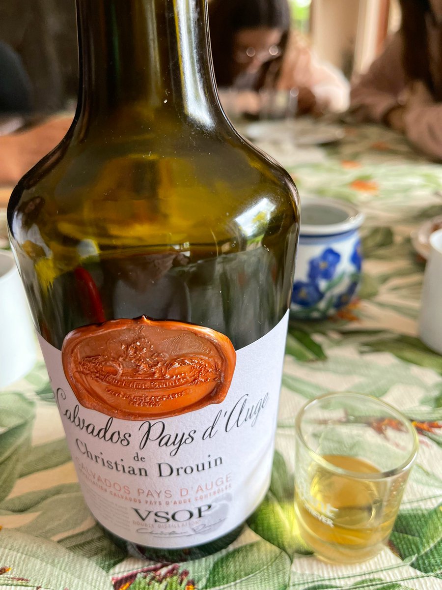 joukesp's tweet image. Not finished yet!
Superb fruit pie (brought by #2Daughter), 
A wee Calvados (and coffee) to soothe the heart.
And a grand Colon-Elle to quench the thirst.
Family comes first!
Happy Easter to you all!
