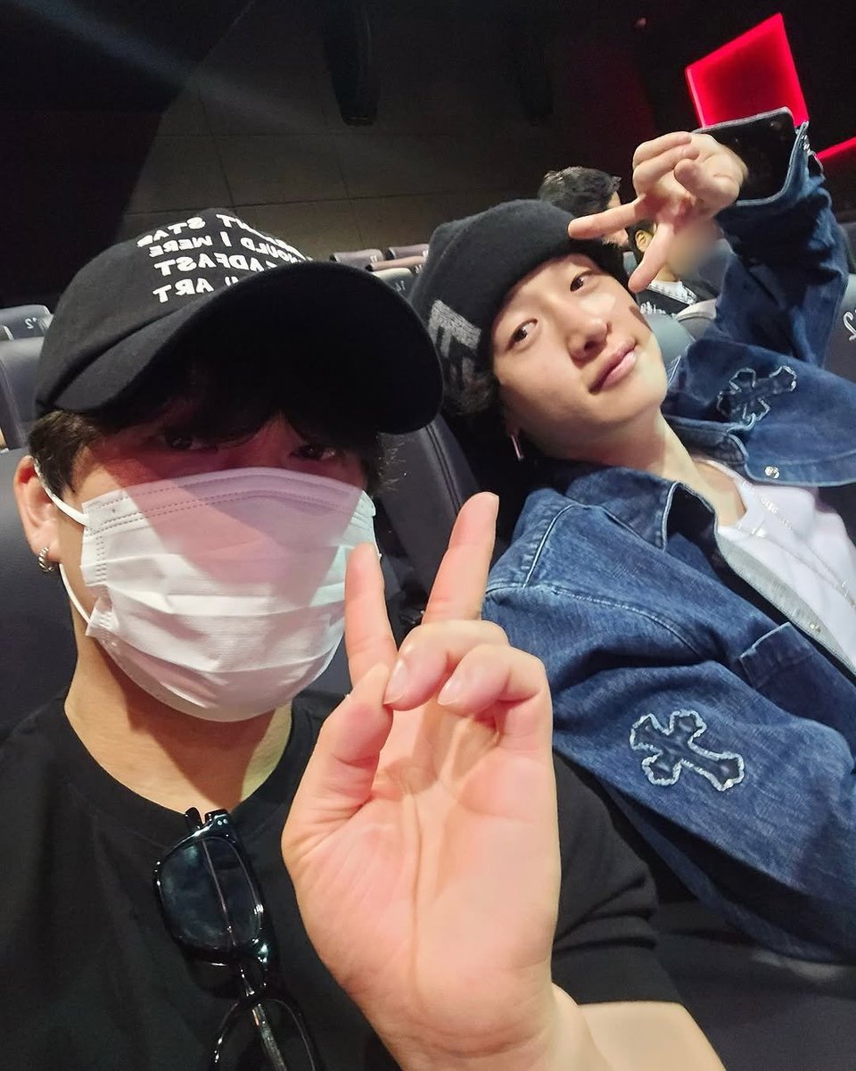 Bangchan ve Changbin 'Holy Night: Demon Hunters' filmin galasına gitmişler. Changin diyor ki Chan hyung izlerken korkudan gözlerini kapadı korkak kedi siejdidbdjfh koskoca adam korkar mı demeyin bu Bangchan wokaoaksjxnx şapşallar.