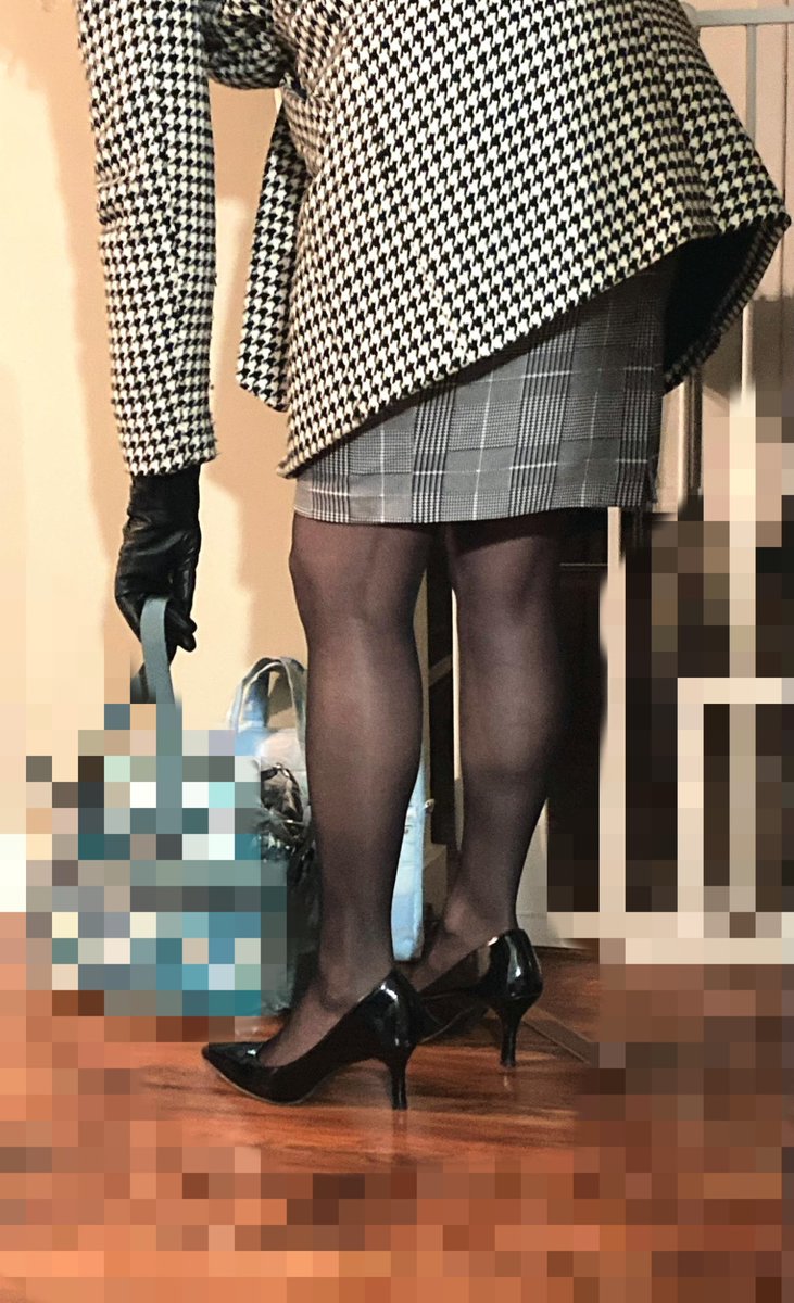 在同学家看到同学妈妈穿着丝袜这身打扮，你会对她做什么？