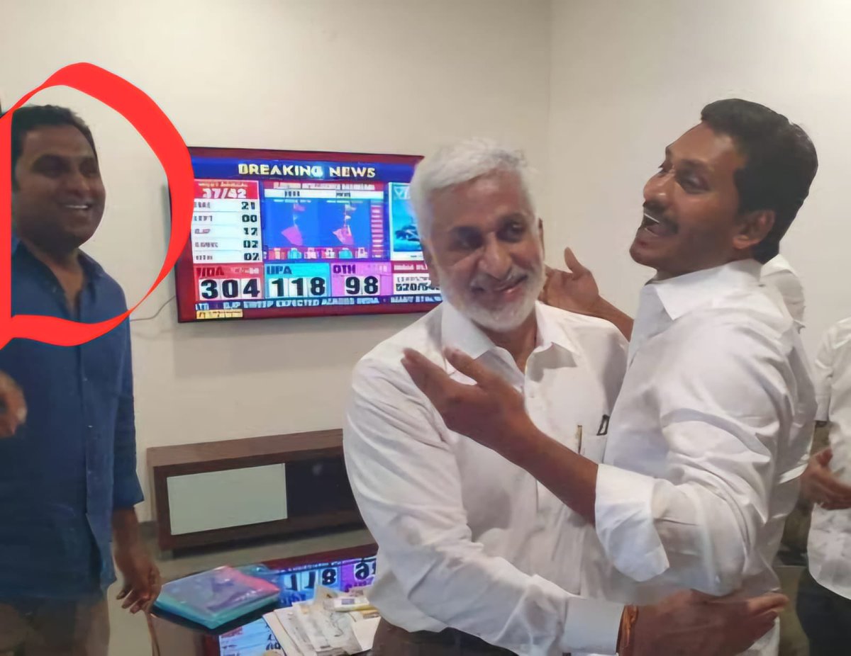 Swathireddytdp's tweet photo. ఓరి దొంగ వెధవల్లారా 
దొంగ పాస్పోర్టుస్ కూడా నా 

*Big Breaking*

*ఆంధ్రప్రదేశ్ లిక్కర్ స్కాం లో కీలక పరిణామం*

*ఏపీ సిట్ అధికారుల అదుపులో జగన్ అత్యంత సన్నిహితుడు రాజ్ కసిరెడ్డి*

*దుబాయ్ నుంచి మారుపేరుతో హైదరాబాద్ వచ్చిన రాజ్ కసిరెడ్డి*

*రాజేష్‌రెడ్డి పేరుతో హైదరాబాద్‌కు కసిరెడ్డి ప్రయాణం*

*మారుపేరుతో వస్తున్న విషయం తెలుసుకుని నిఘా పెట్టిన సిట్*

*సిట్ అధికారులకు దొరికిపోయిన రాజ్ కసిరెడ్డి*

*కసిరెడ్డి అరెస్ట్ నేపథ్యంలో రేపు ఉదయం తాడేపల్లి లోని తన నివాసంలో ముఖ్యనేతలతో అత్యవసర సమావేశానికి ఆదేశించిన జగన్ రెడ్డి*