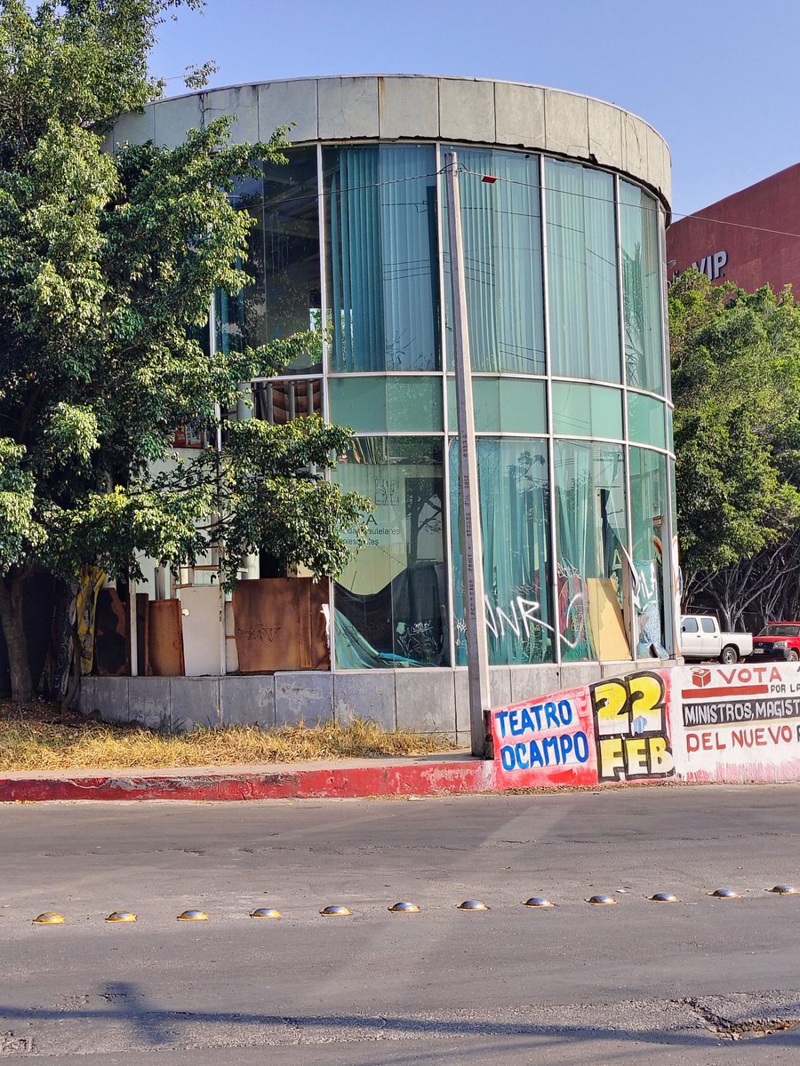 karloz055's tweet image. El @GobiernoMorelos tiene un inmueble abandonado enfrente de los juzgados de Distrito, el cual es ocupado por indigentes! Ojalá habiliten albergues, ya que en Cuernavaca es común el incremento de personas sin hogar! #Homeless #HomeForHomeless