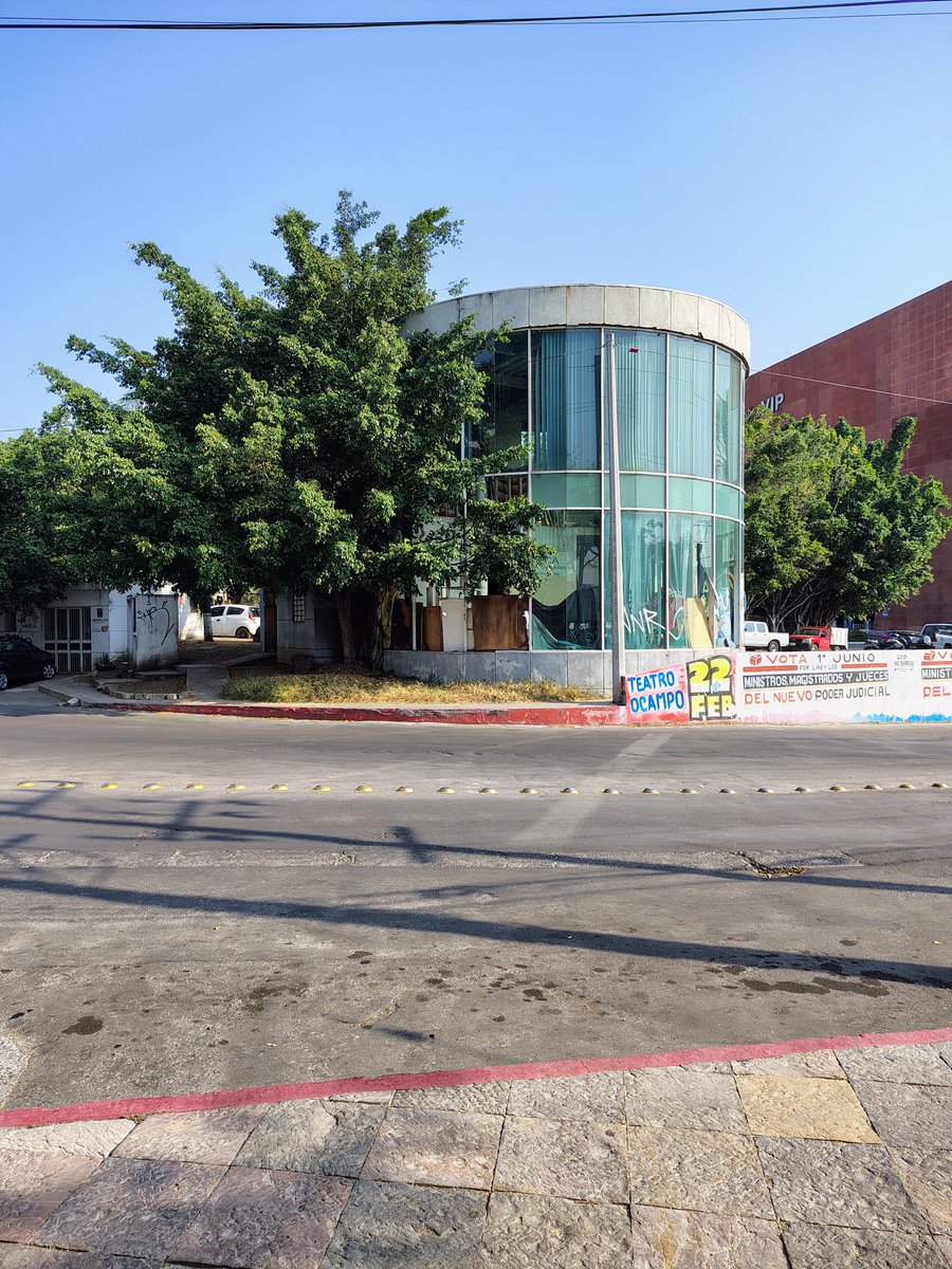 karloz055's tweet image. El @GobiernoMorelos tiene un inmueble abandonado enfrente de los juzgados de Distrito, el cual es ocupado por indigentes! Ojalá habiliten albergues, ya que en Cuernavaca es común el incremento de personas sin hogar! #Homeless #HomeForHomeless