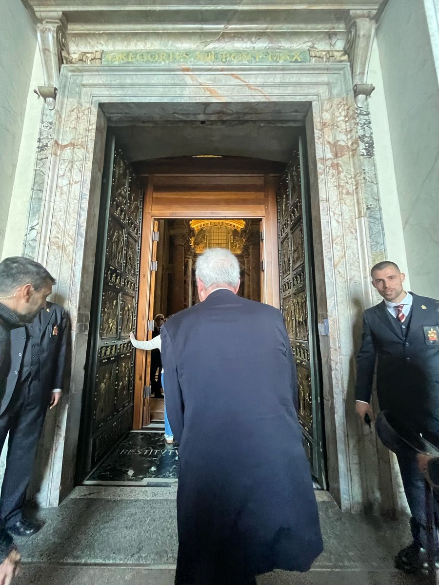ChrisTrott's tweet photo. This afternoon I joined the mix of pilgrims, mourners and tourists in the Basilica of St Peter’s. At a moment of transition for the Church and the world. https://t.co/XqWgvoYLjL