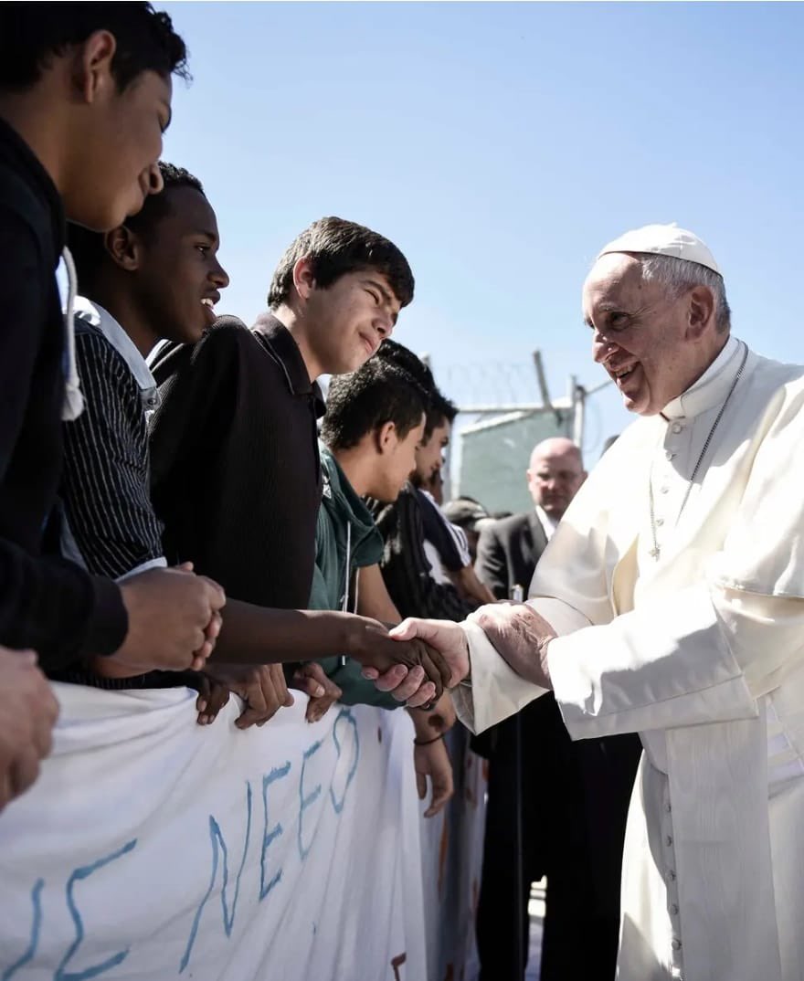 CynthiaHotton's tweet photo. Con profundo dolor recibo la noticia del fallecimiento del Papa Francisco; un hombre que siempre destacó el diálogo, la familia y la fraternidad como valores fundamentales. Fue un honor haber podido acompañarlo en el proyecto de Scholas, una iniciativa dedicada a educar a los jóvenes, en su lanzamiento. 

Le agracederemos eternamente a Francisco por el legado que nos ha dejado.